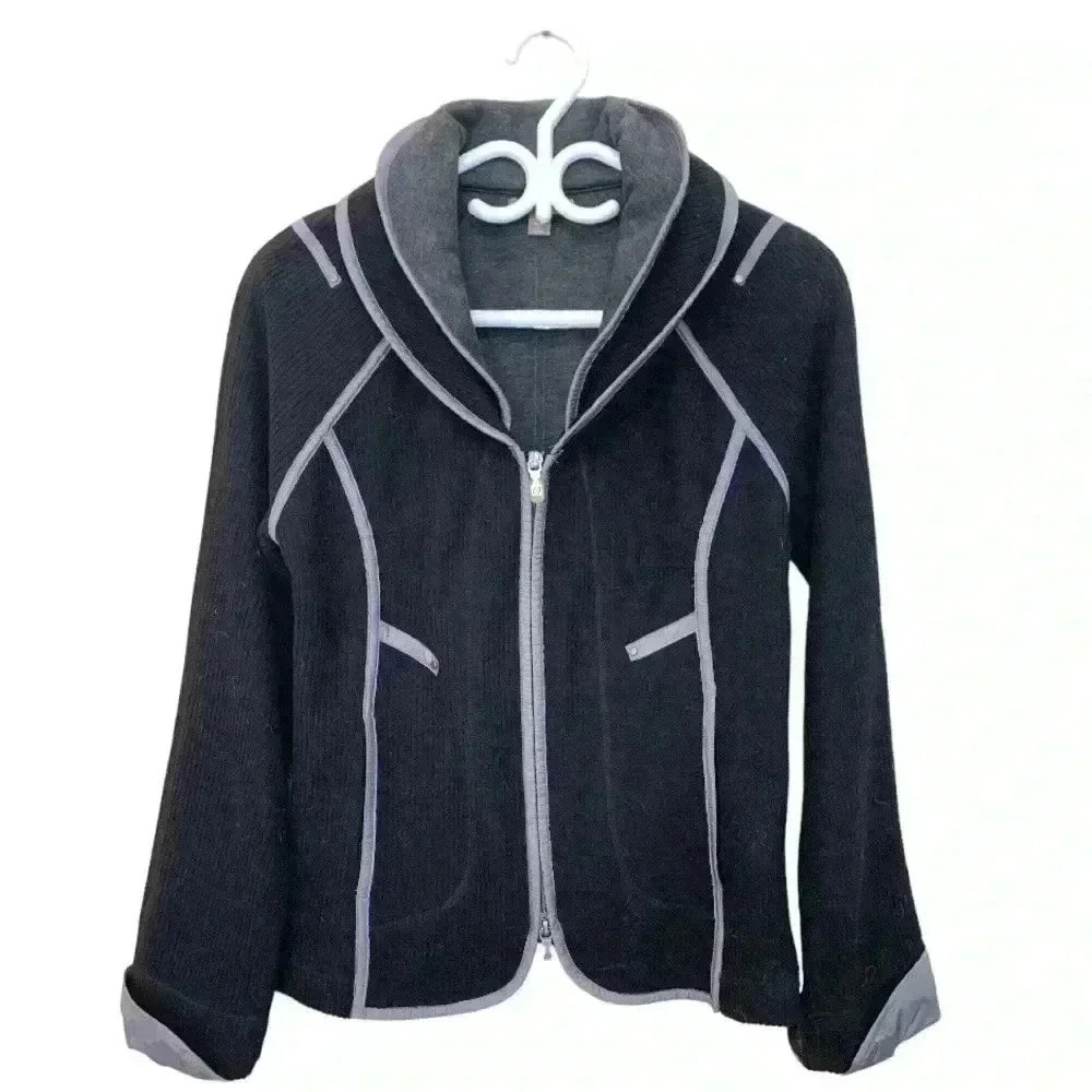 Spanner gorgeous jacket/sweater, black w gray trim 2 way zipper, 2 front…